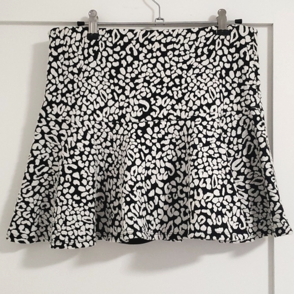 Guess Black & White Animal Pattern Skirt - Picture 3 of 8